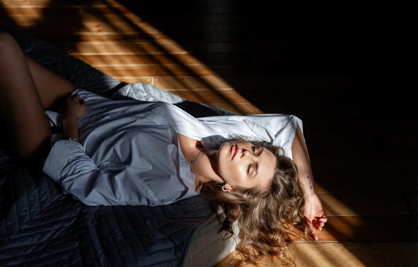 Photo wallpaper girl, face, pose, Board, shirt, on the floor, closed eyes, Pauline Archer, фотограф Галина Анферова