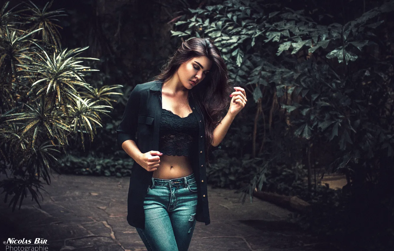 Wallpaper sexy, pose, model, portrait, plants, jeans, makeup, garden,  figure, brunette, hairstyle, topic, is, jacket, the bushes, he closed his  eyes images for desktop, section девушки - download