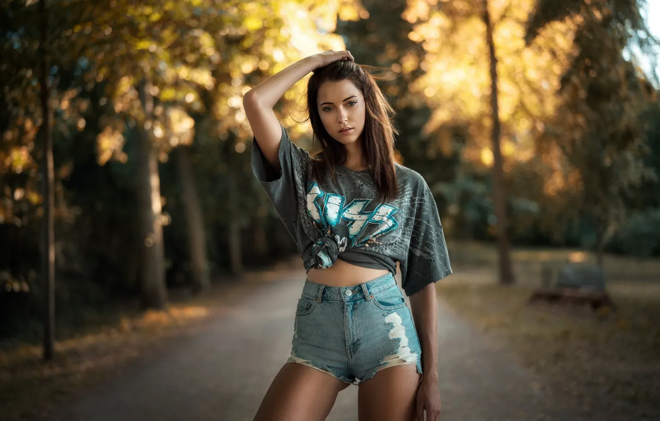 Photo wallpaper the sun, trees, nature, sexy, pose, Park, model, shorts, portrait, makeup, Mike, figure, hairstyle, track, …