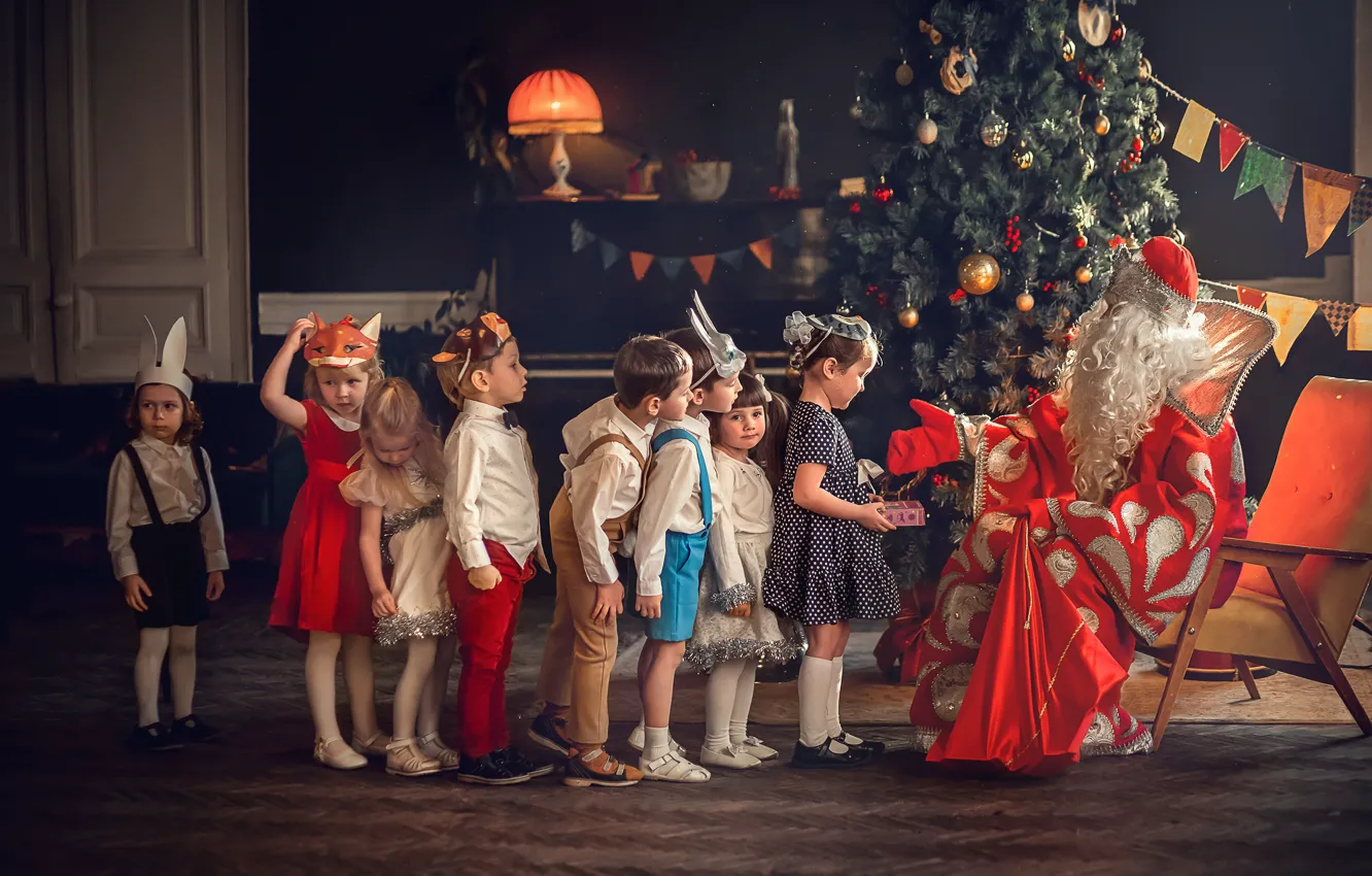 Фотообои дети, праздник, девочки, новый год, подарки, елка, Дед Мороз, маска, гирлянда, мальчики, очередь, детский сад, Марианна…